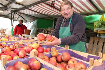 Peter-Rudolf Pörschke verkauft seit mehr als 30 Jahren Äpfel auf dem Nordenhamer Wochenmarkt. 