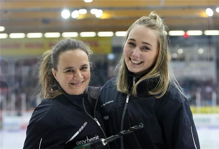 Petra Delannoy (links) und Svenja Ehrich. Zwei Frauen lachen. Eine Frau hat eine Bohrmaschine in der Hand.