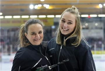 Petra Delannoy (links) und Svenja Ehrich. Zwei Frauen lachen. Eine Frau hat eine Bohrmaschine in der Hand.
