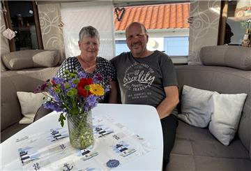 Petra und Holger Flüchter haben ihr Eigenheim gegen ein Wohnmobil eingetauscht. Die Entscheidung haben sie noch keinen Tag bereut.