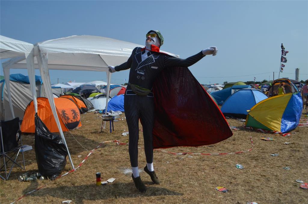 Pfand-Thomas aus Wanna fliegt ... Foto: Overschmidt