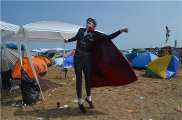 Pfand-Thomas aus Wanna fliegt ... Foto: Overschmidt