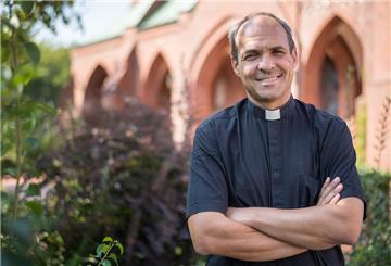 Pfarrer Marcus Scheiermann von der Katholische Kirche Bremerhaven hofft, dass viele Besucher zur Solidaritätstafel kommen.