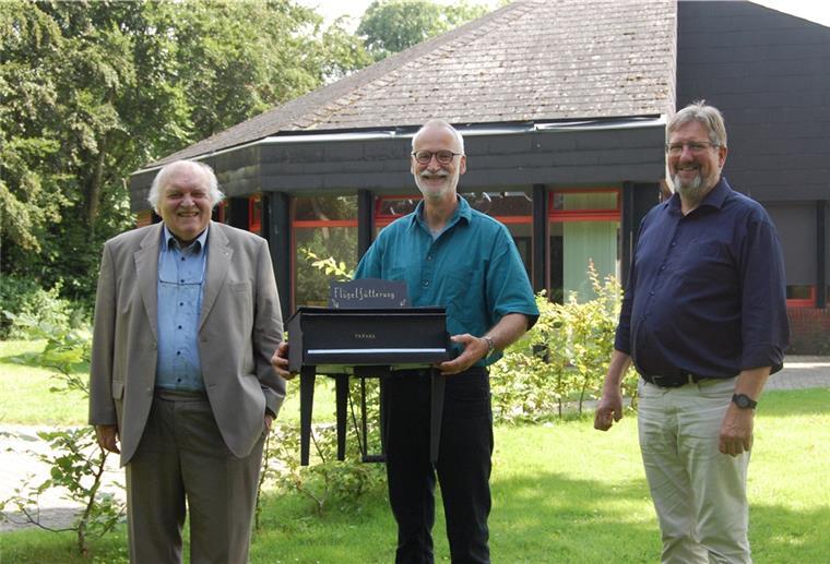 Pfarrer Martin Röker (rechts) ist Vorsitzender des neuen Fördervereins Klavierkonzerte Paul-Gerhardt-Haus. Professor Kurt Seibert (links), der am 1. August ein Benefiz-Konzert geben wird, und Kantor Gebhard von Hirschhausen, der als Spendenbox einen Konzerflügel gefertigt hat, hoffen auf zahlreiche Unterstützerinnen und Unterstützer.