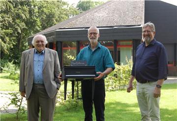 Pfarrer Martin Röker (rechts) ist Vorsitzender des neuen Fördervereins Klavierkonzerte Paul-Gerhardt-Haus. Professor Kurt Seibert (links), der am 1. August ein Benefiz-Konzert geben wird, und Kantor Gebhard von Hirschhausen, der als Spendenbox einen Konzerflügel gefertigt hat, hoffen auf zahlreiche Unterstützerinnen und Unterstützer.