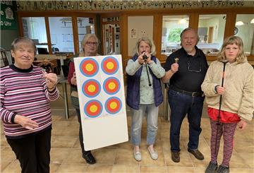 Pfeile, Blasrohr, Zielscheibe: Edda Haschen, Barbara Kerstein, Bärbel Garbarde, Hans-Werner Wichowski und Laura Freels zeigen, was man zum Blasrohrschießen alles braucht.