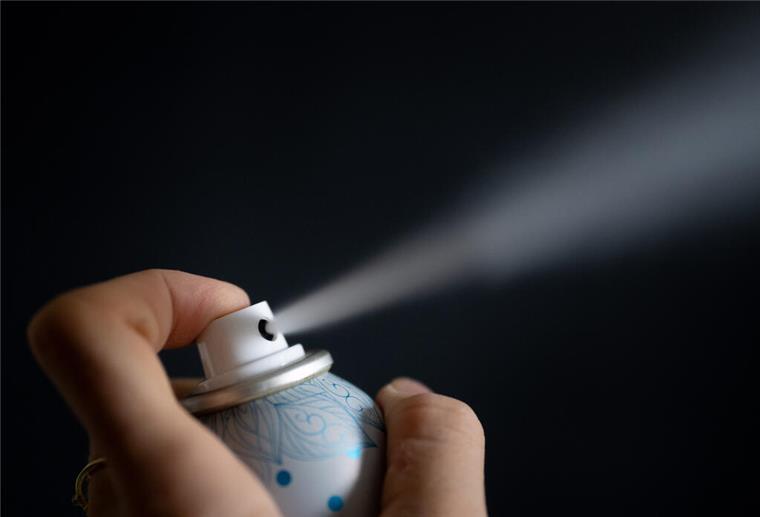 Pfffft! Irgendwann ist auch der letzte Sprühnebel verpufft. Die leere Deo-Dose gehört dann in den Gelben Sack.