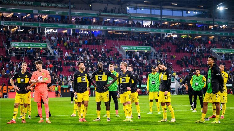 Pfiffe nach der Niederlage: Die BVB-Profis vor ihren mitgereisten Fans.