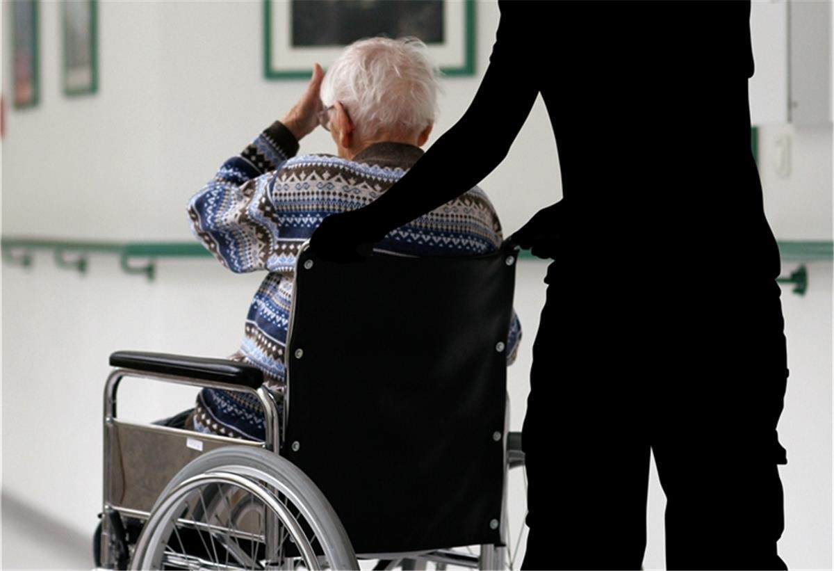 Pflegebedürftige werden vernachlässigt, weil den Pflegern die Zeit fehlt. Für eine Pflegekraft aus dem Pflegeheim Amarita sind die Missstände in der Einrichtung nicht mehr tragbar.