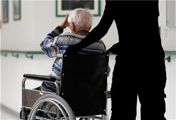 Pflegebedürftige werden vernachlässigt, weil den Pflegern die Zeit fehlt. Für eine Pflegekraft aus dem Pflegeheim Amarita sind die Missstände in der Einrichtung nicht mehr tragbar.