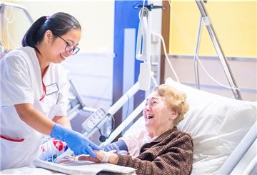 Pflegehelferin Rachel Paje liebt den Kontakt zu ihren Patienten. Seit Dezember ist die junge Filipina am Ameos-Klinikum Bürgerpark.