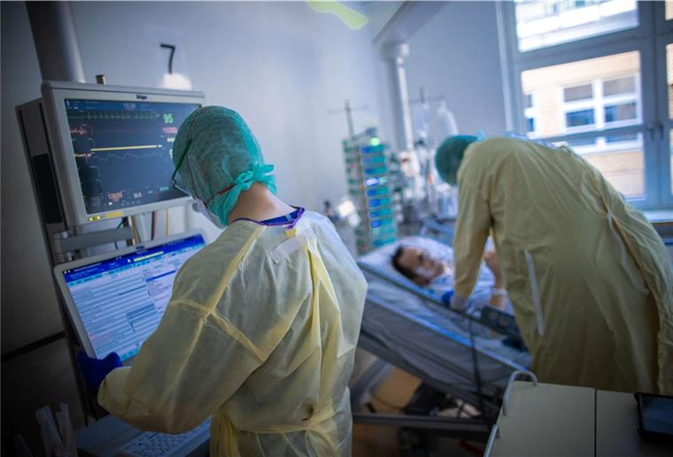 Pflegekräfte, die Covid-Patienten behandeln, werden in den Krankenhäusern als erste geimpft. Andere sind in der zweiten Gruppe.