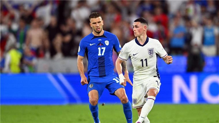 Nachwuchs erwartet: Englands Foden verlässt vorerst EM-Camp Phil Foden (r) hat das Traningscamp der Three Lions vorübergehend verlassen.