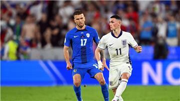 Phil Foden (r) hat das Traningscamp der Three Lions vorübergehend verlassen.