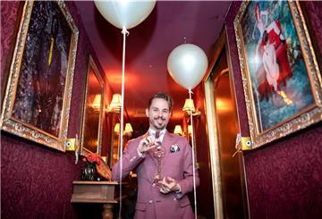 Phil Porter, Bremer Künstler und Fotograf, führt durch den „Salon Obscura“. Das ungewöhnliche Mietobjekt wird aktuell in Bremen angeboten. 
