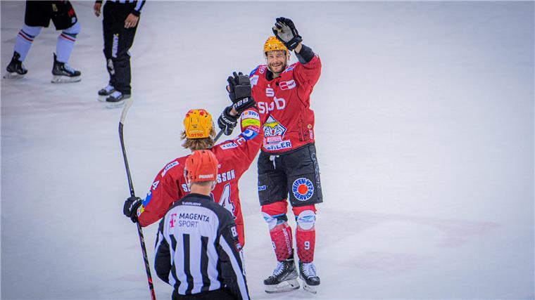 Pinguins verlieren gegen Nürnberg - Wiedersehen am Dienstag in den Playoffs Philip Samuelsson (vorn) und Jan Urbas beglückwünschen sich mit Handschlag nach dem Tor zum 2:0.