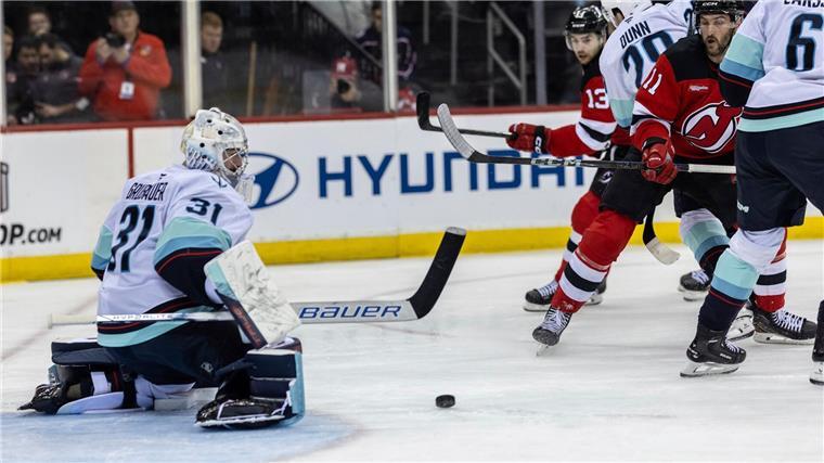 Philipp Grubauer (l.) musste wieder eine Niederlage hinnehmen.