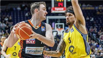 Philipp Herkenhoff (l) setzt sich mit seinen Ulmern gegen Michael Kessens und Alba Berlin durch.