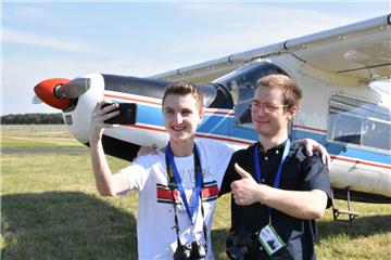 Philipp Krenz (rechts) und Felix Gnielka sind zum ersten Mal in Nordholz. Die 19- und 18-Jährigen haben sich über ihr gemeinsames Hobby kennengelernt.