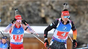 Philipp Nawrath (r) jubelt mit seinem Team über Bronze.