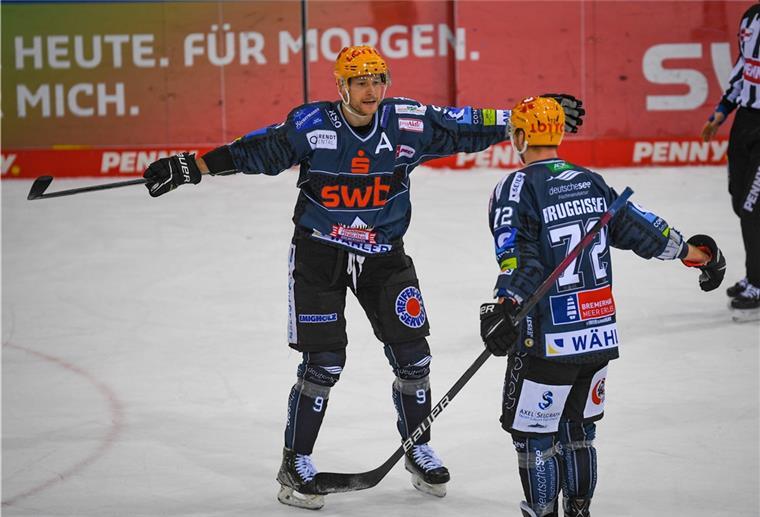 Spieler des Monats: Bruggisser steht schon wieder auf der Liste Siegtor zum 2:1 durch Bruggisser beim DEL-Eishockey mit den Fischtown Pinguins und den Ingolstadt Panthern in der Eisaren