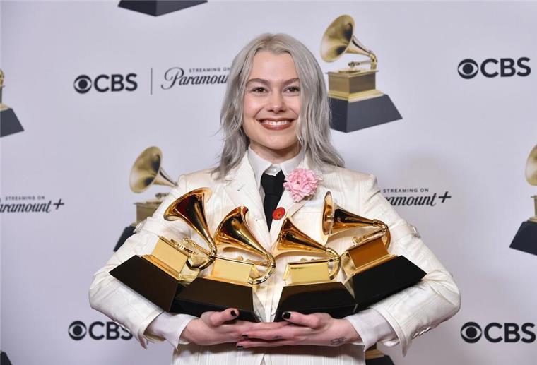 Taylor Swift schreibt mit viertem Album Grammy-Geschichte Phoebe Bridgers gewann die meisten goldenen Grammophone. Insgesamt vier Preise. Drei davon mit ihrer Band Boygenius für das Album „The Record“ und die Single „Not Strong Enough“.
