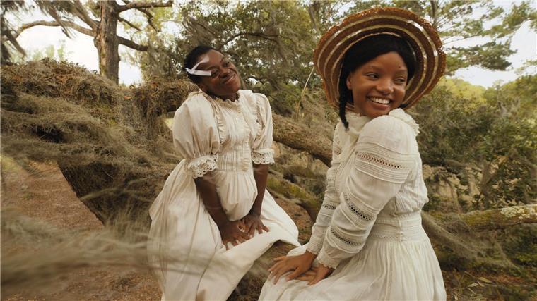 Die Filmstarts der Woche Phylicia Pearl Mpasi (l) als junge Celie und Halle Bailey als junge Nettie.
