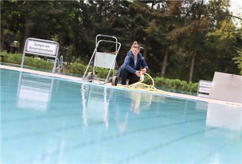 Pia Bahrenburg, Fachangestellte für Bäderbetriebe, erledigt letzte Vorbereitungen. Die Schwimmbäder in der Samtgemeinde Tarmstedt stehen in den Starlöchern.