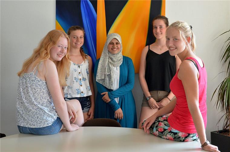 Gymnasium in Zeven triumphiert in landesweitem Wettbewerb Pia Hemme, Emily Lüdemann, Shorouk Abd Al Rahman, Melina Meinders und Beke Mattulat (von links) sind am Mittwoch in Hannover im Landtag zu Gast. Die Schülerinnen des St.-Viti-Gymnasiums zeven werden für ihre Beiträge zum Geschichtswettbewerb des Bundespräsidenten ausgezeichnet.