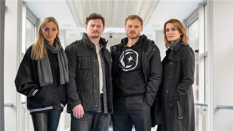 Pia Walther (Annika Blendl, l-r), Christoph Hofherr (Shenja Lacher), Linus Roth (Anton Spieker) und Maike Riem (Anja Kling) sind „Das Quartett“.