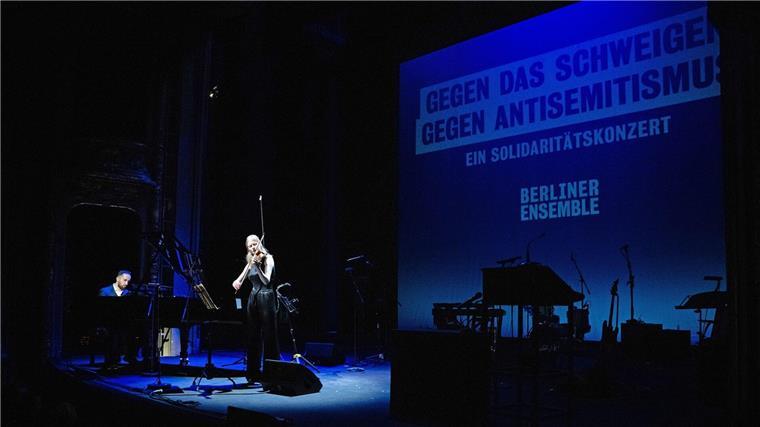 Pianist Igor Levit (l) und Cosima Soulez Lariviere auf der Bühne in Berlin.