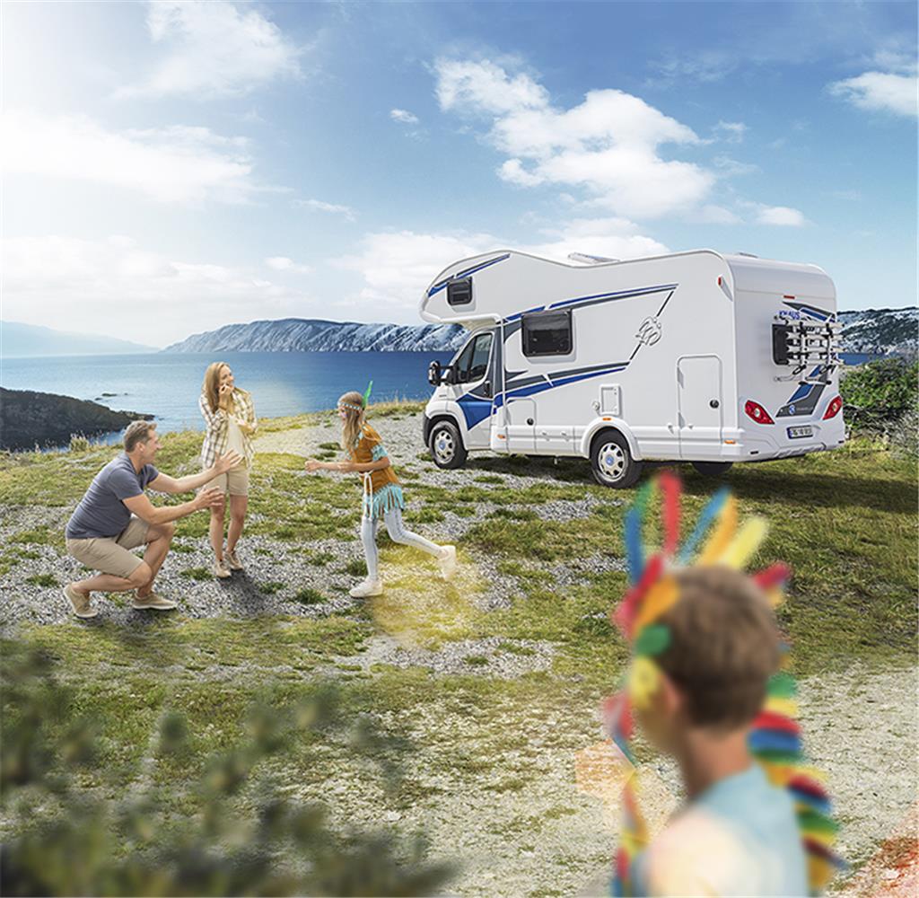Familienausflug mit dem Wohnwagen in der Natur