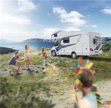Familienausflug mit dem Wohnwagen in der Natur