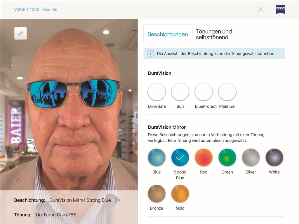 Älterer Herr probiert virtuell eine Sonnenbrille aus.