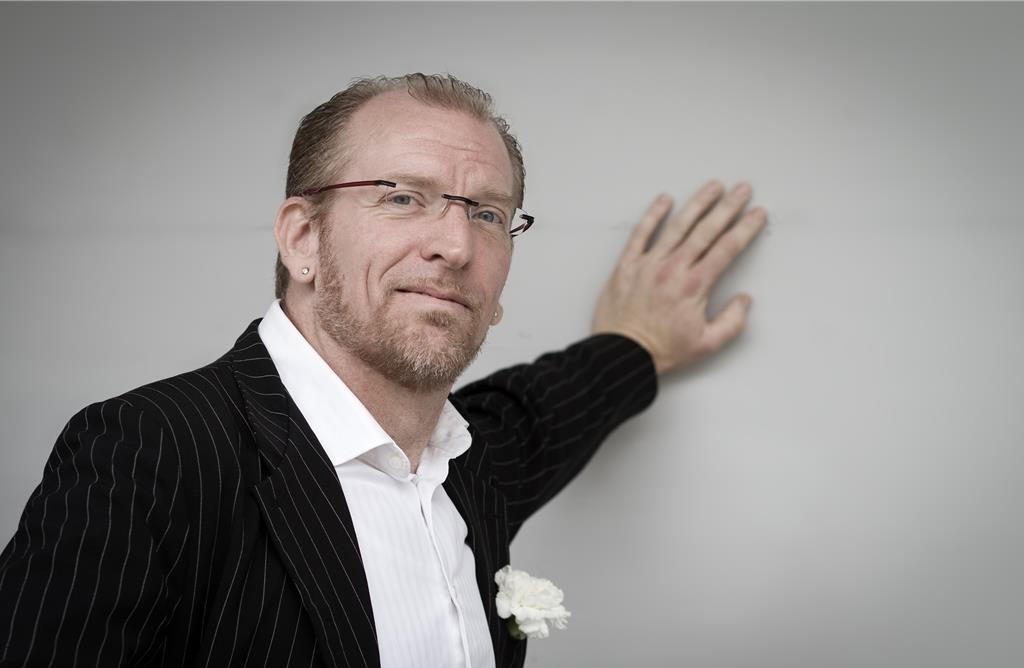 Künstler Jörg Seidel stützt sich mit der Hand an der Wand ab