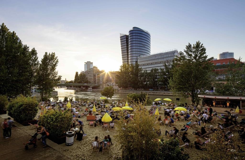 Beachclub bei Sonnenuntergang Wien