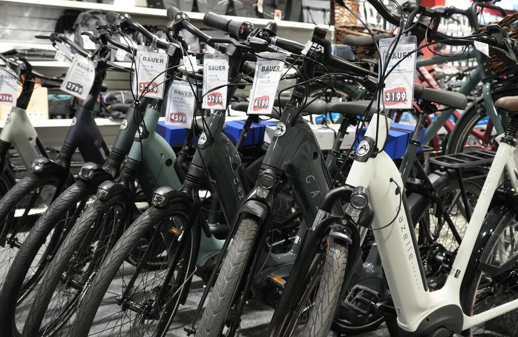 EBikes aufgereiht im Geschäft.