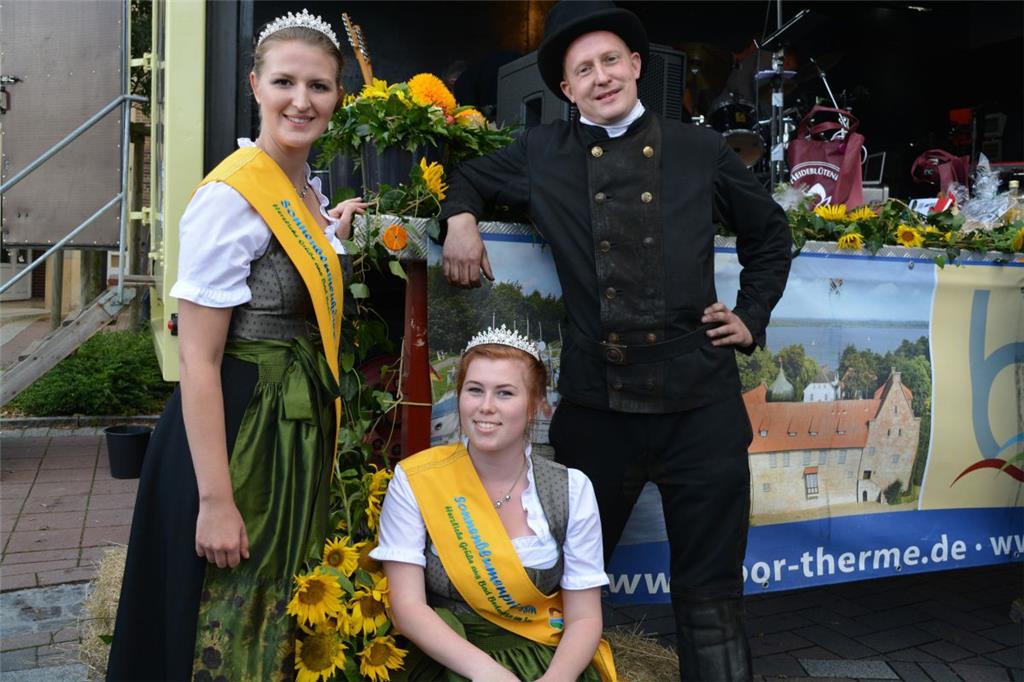 Krönung der Sonnenblumenkönigin in Bad Bederkesa
