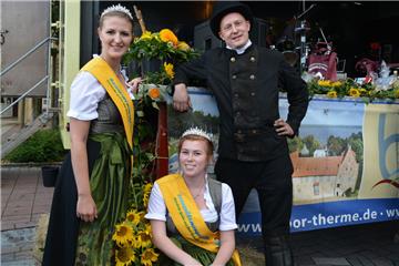 Krönung der Sonnenblumenkönigin in Bad Bederkesa