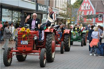 Krönung der Sonnenblumenkönigin in Bad Bederkesa