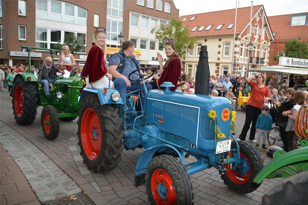 Krönung der Sonnenblumenkönigin in Bad Bederkesa