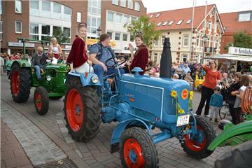 Krönung der Sonnenblumenkönigin in Bad Bederkesa