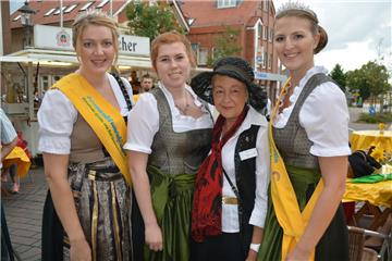 Krönung der Sonnenblumenkönigin in Bad Bederkesa