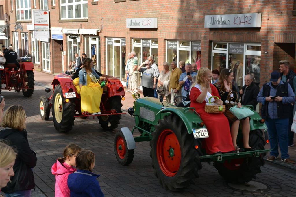 Krönung der Sonnenblumenkönigin in Bad Bederkesa