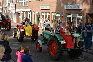 Krönung der Sonnenblumenkönigin in Bad Bederkesa