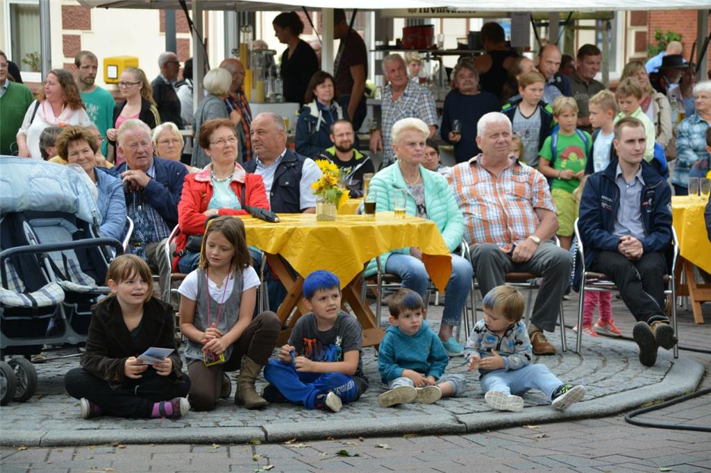 Krönung der Sonnenblumenkönigin in Bad Bederkesa