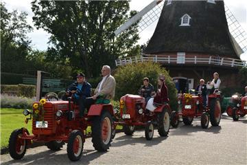 Krönung der Sonnenblumenkönigin in Bad Bederkesa
