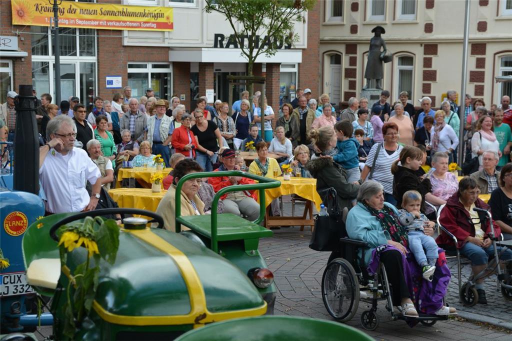 Krönung der Sonnenblumenkönigin in Bad Bederkesa