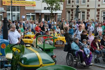 Krönung der Sonnenblumenkönigin in Bad Bederkesa