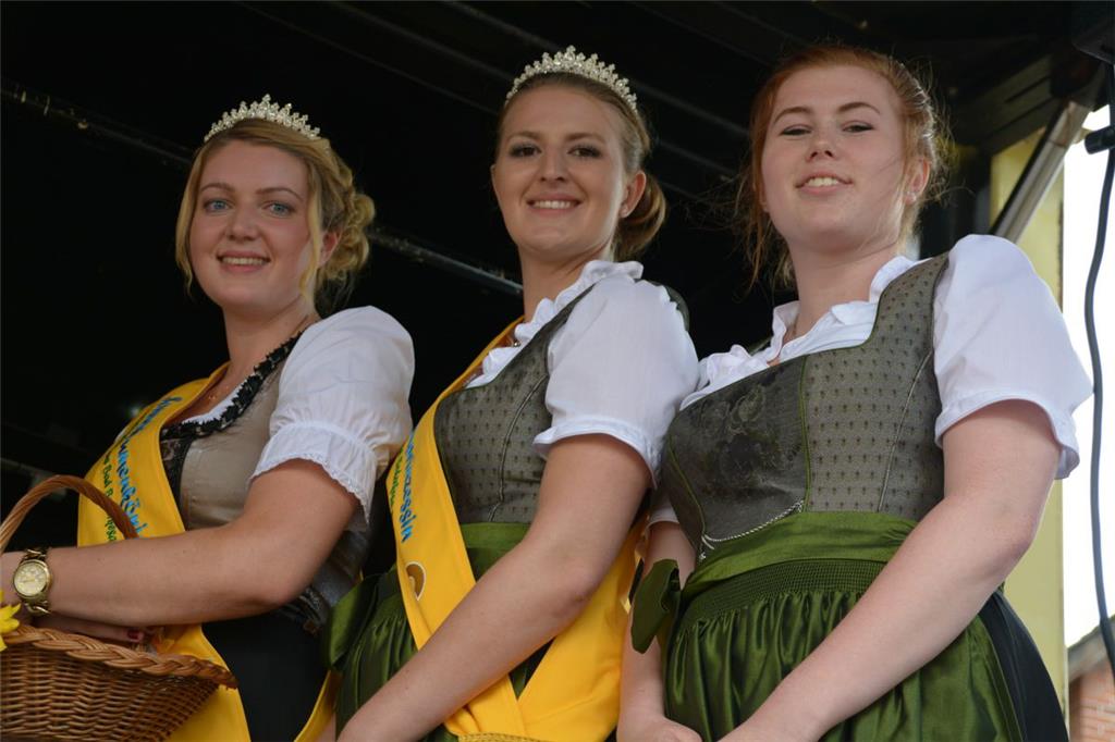 Krönung der Sonnenblumenkönigin in Bad Bederkesa
